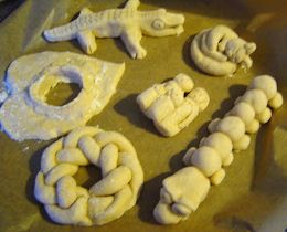 diverse figuren van brooddeeg gemaakt