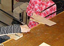 Het lekker zagen in een stuk triplex, figuurzagen