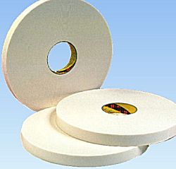 Een flinke rol foamtape met bepaalde dikte