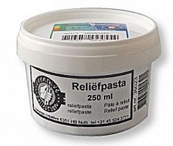 De reliefpasta komt meestal in een potje